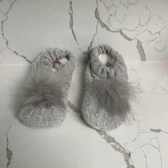 Totes Women’s Slippers Grey Cable Knit US Small - Picture 2 of 5